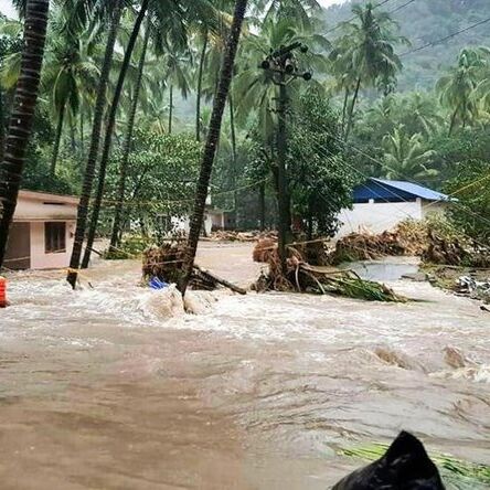 केरल बाढ़ : पीड़ितों का हाल जानने पहुंचे CM पिनाराई केरल बाढ़ : पीड़ितों का हाल जानने पहुंचे CM पिनाराई