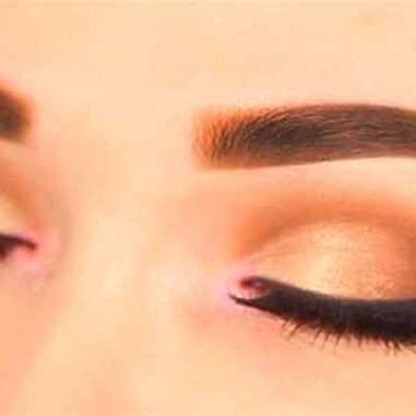 आपसे भी नहीं लगता आईलाइनर, तो अपनाएं ये टिप्स आपसे भी नहीं लगता आईलाइनर, तो अपनाएं ये टिप्स