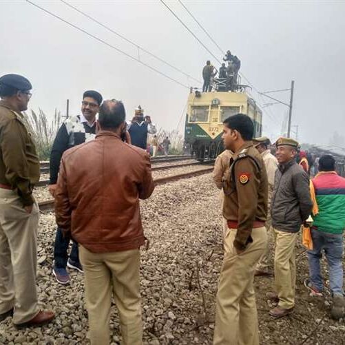 रामपुर में मुरादाबाद-लखनऊ रेल मार्ग पर 12 घंटे बाद ट्रेन का संचालन शुरू