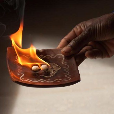 कपूर को घर में रखने से होते हैं ये कुछ खास फायदे, आजमाएं जरूर