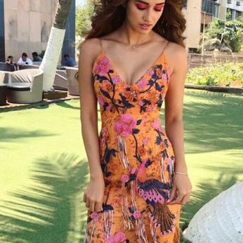 दिशा पटानी ने दिखाया बोल्ड अवतार, बिकिनी छोड़ सेक्सी गाउन में