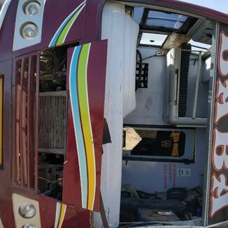 सेंधवा के करीब पलटी बस, कई यात्री हुए घायल