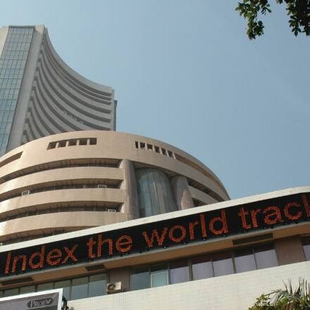 सेंसेक्स 100 अंक से ज्यादा गिरकर बंद, पीएसयू बैंक शेयर्स में मुनाफावसूली सेंसेक्स 100 अंक से ज्यादा गिरकर बंद, पीएसयू बैंक शेयर्स में मुनाफावसूली