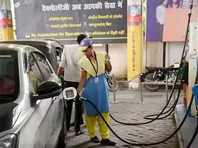लगातार तीसरे दिन पेट्रोल-डीजल के रेट में बड़ी गिरावट, ये रहा आज का भाव