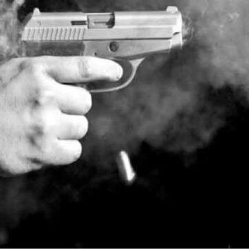 अमेरिका में पांच लोगों को हत्या करने के बाद बंदूकधारी ने खुद को भी मारी गोली अमेरिका में पांच लोगों को हत्या करने के बाद बंदूकधारी ने खुद को भी मारी गोली