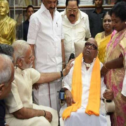 करुणानिधि का निधन: अस्पताल के बाहर समर्थकों का जमावड़ा