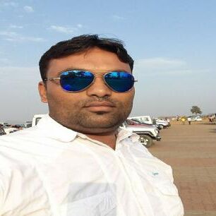 सूरत में चलती ट्रेन में लुटेरों से फोन बचाने के चक्‍कर में कांग्रेस जिला प्रमुख की मौत