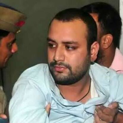 अखिलेश यादव ने पार्टी से बाहर निकाला सारा के कातिल को