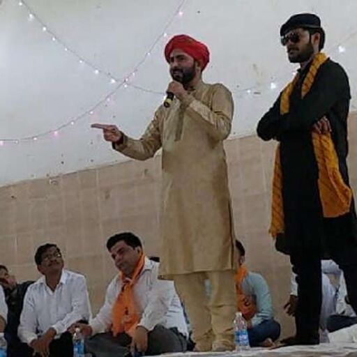 करणी सेना ने कहा- बसपा अध्यक्ष के पैर छूने वाले क्षत्रियों का होगा सामाजिक तिरस्कार