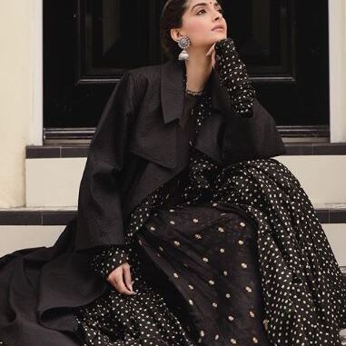 बॉलीवुड एक्ट्रेस सोनम कपूर ने ढाया कहर, ब्लैक अनरकाली सूट में...