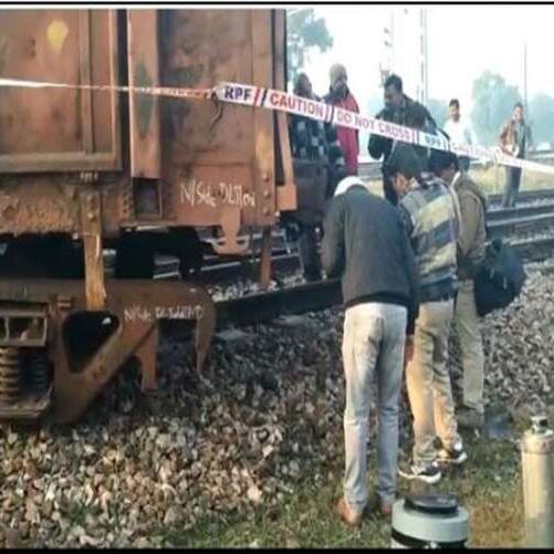 फीरोजाबाद में मालगाड़ी के डिब्बे पटरी से उतरे, रेल संचालन प्रभावित