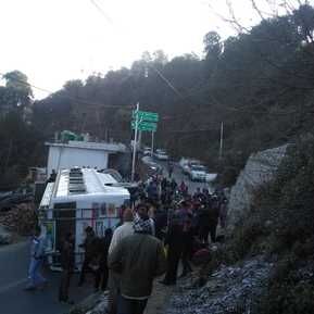 टिहरी से देहरादून आ रही बस पलटी, 14 लोग हुए घायल