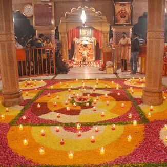 21 हजार दीपकों की रोशनी से जगमगाया मंदिर