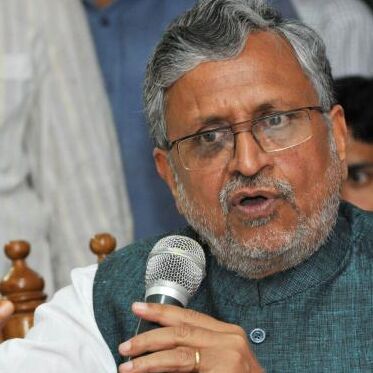 बिहार: सुशील मोदी ने लालू परिवार पर लगाया जमीन हड़पने का आरोप