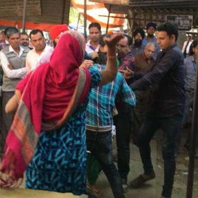 शादी करने आए दूल्हे पर टूटा कहर , कोर्ट परिसर में दोनों को जमकर पीटा शादी करने आए दूल्हे पर टूटा कहर , कोर्ट परिसर में दोनों को जमकर पीटा