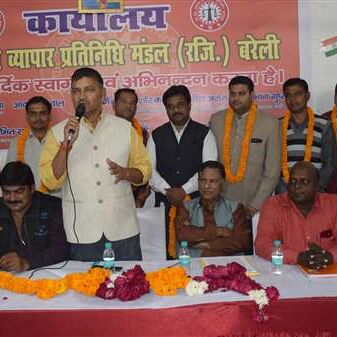 सरकार की बुराई पर विधायक व पूर्व सपा सांसद के बीच माइक की छीनाझपटी सरकार की बुराई पर विधायक व पूर्व सपा सांसद के बीच माइक की छीनाझपटी