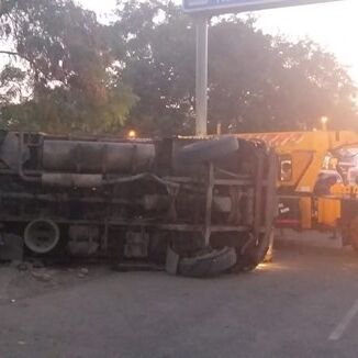 देवास के पास दो ट्रकों की टक्कर के बाद पलटा ट्रक, दो की मौत देवास के पास दो ट्रकों की टक्कर के बाद पलटा ट्रक, दो की मौत