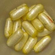 5 करोड़ का माल, शख्स के पेट से निकला.... 5 करोड़ का माल, शख्स के पेट से निकला....