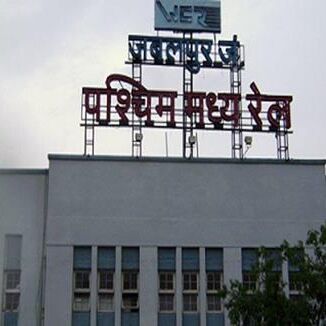 ट्रेन की लोकेशन बताएंगे निजी कर्मचारी, इन स्टेशनों पर मिलेगी सुविधा ट्रेन की लोकेशन बताएंगे निजी कर्मचारी, इन स्टेशनों पर मिलेगी सुविधा