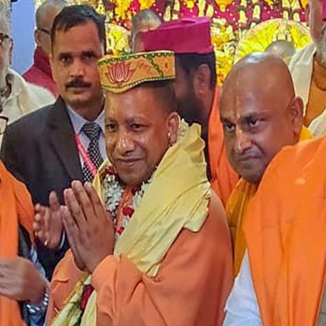 CM योगी, राम-सीता स्‍वयंवर में शामिल हुए, हेलीकॉप्‍टर से फूल बरसे  CM योगी, राम-सीता स्‍वयंवर में शामिल हुए, हेलीकॉप्‍टर से फूल बरसे