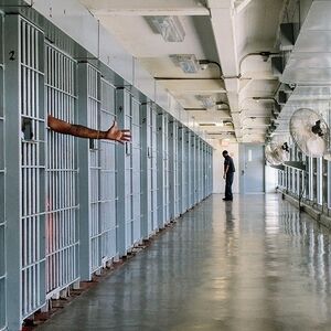 अमेरिका की जेल में आपस में भिड़े कैदी, 7 मरे, 17 घायल