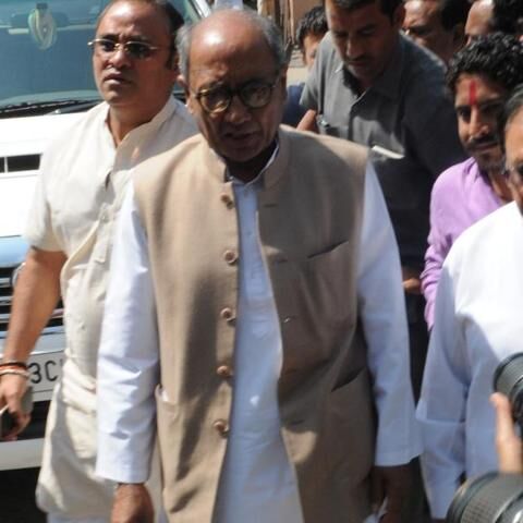 थाने में गिरफ़्तारी देने पहुंचे दिग्विजय, मचा बवाल