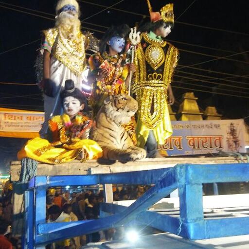 सड़क के गड्ढे भी नहीं डिगा सके काशी में शिव भक्तों को