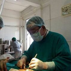 OMG! नहीं मिला डॉक्टर तो MLA ने कर दी महिला की सर्जरी