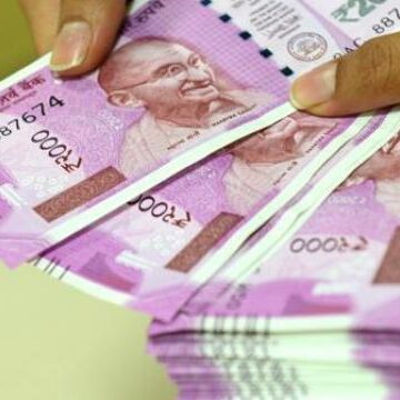 रुपये में अचानक गिरावट या मजबूती आना सही नहीं : SBI रुपये में अचानक गिरावट या मजबूती आना सही नहीं : SBI