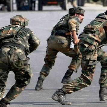 त्राल में आतंकी हमला, CRPF कैंप पर फेंका गया ग्रेनेड त्राल में आतंकी हमला, CRPF कैंप पर फेंका गया ग्रेनेड