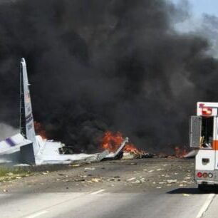 जॉर्जिया में हाईवे पर क्रैश हुआ 60 साल पुराना विमान, 9 लोगों की मौत