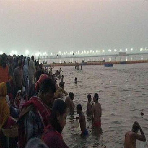 उत्तर प्रदेश में नदियों के तट पर उमड़े श्रद्धालु, डुबकी लगाकर की सूर्य की अराधना