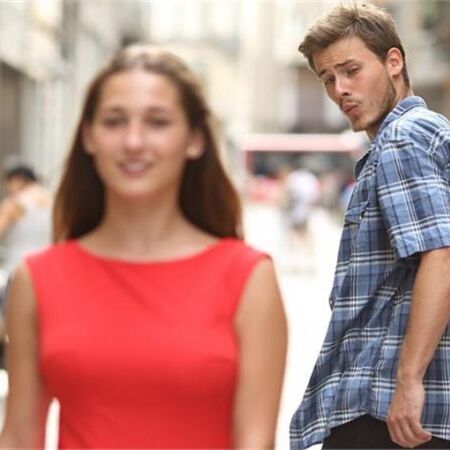 जानिए लड़के पीछे मुड़कर क्यों देखते हैं ..??