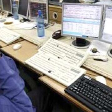 रुपये में आई रिकॉर्ड गिरावट से 175 अंक टूटा बाजार - निफ्टी 10,300 के पार हुआ बंद