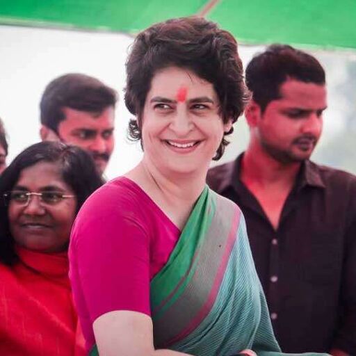 प्रियंका गांधी साड़ी में बैरिकेड से कूद कर पहुंचीं जनता के पास