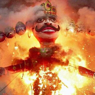 विजयादशमी 2018: दशहरे पर इस विधि से करें शस्त्र पूजा, मिलेगी शत्रुओं पर विजय