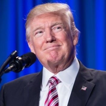 आलोचना के बाद ट्रंप बैकफुट पर आए, व्हाइट हाउस पर झुकाया गया झंडा आलोचना के बाद ट्रंप बैकफुट पर आए, व्हाइट हाउस पर झुकाया गया झंडा