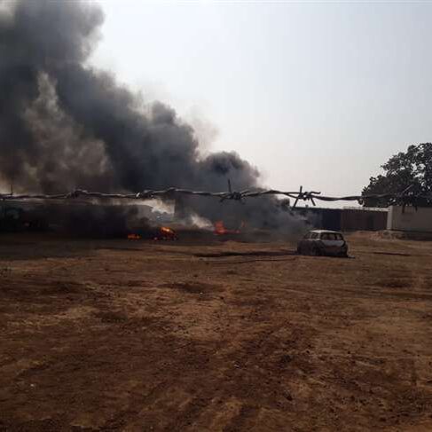 सोनभद्र के कोन में बालू खनन को लेकर ग्रामीणों ने किया बवाल, जबर्दस्त आगजनी