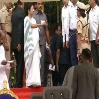 कुमारस्वामी के शपथ ग्रहण समारोह में भड़कीं ममता, DGP को मंच पर ही सुनाई खरीखोटी