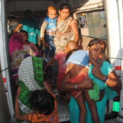 UP: प्रतापगढ़ में मिड डे मील का दूध पीकर 72 बच्चे बीमार, प्रधानाध्यापक और शिक्षक निलंबित