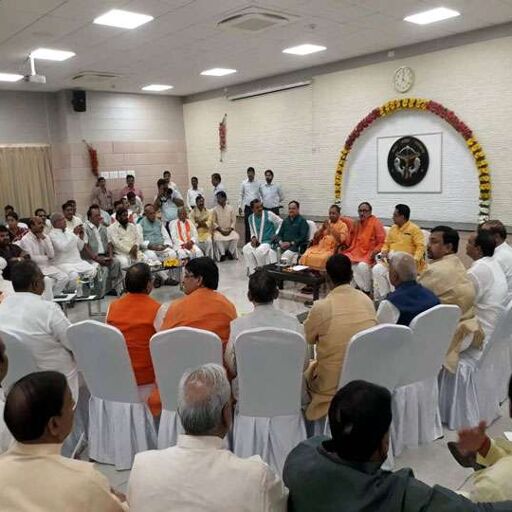 CM योगी आदित्यनाथ ने प्रदेश के नवनिर्वाचित सांसदों को भोज पर बुलाया, दी बधाई CM योगी आदित्यनाथ ने प्रदेश के नवनिर्वाचित सांसदों को भोज पर बुलाया, दी बधाई