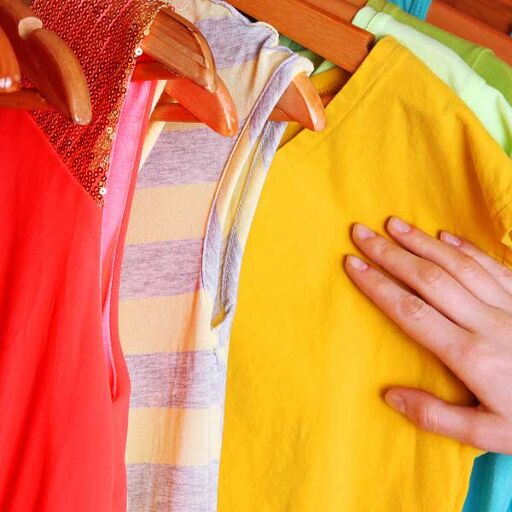 ज्यादा पैसा कमाना चाहते हैं तो पहनें इस रंग की शर्ट और टी-शर्ट