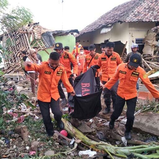 इंडोनेशिया : सुनामी के बाद बुरे हालात, भूखे-बीमार लोगों से ठसाठस भरे हैं शरणार्थी शिविर