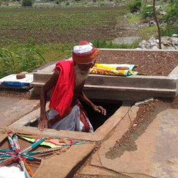 70 साल के बुजुर्ग ने अपनी ही कब्र खोदी, बोले अब नहीं रहना पापियों के देश मे