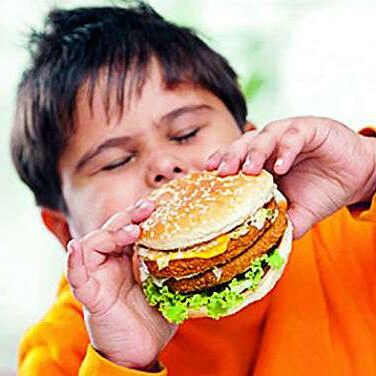 नमक के अधिक सेवन से बच्चों में बढ़ रहा मोटापा, जंक फूड भी दे रहा बीमारियां