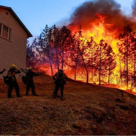 15 दिनों की मशक्कत के बाद भी नहीं बुझ पाई कैलिफोर्निया की भीषण आग... 15 दिनों की मशक्कत के बाद भी नहीं बुझ पाई कैलिफोर्निया की भीषण आग...