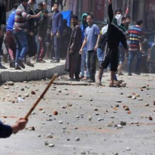 श्रीनगर: मुठभेड़ में स्थानीय युवक की मौत के बाद नूरबाग में सुरक्षाबलों पर जमकर हुई पत्थरबाजी