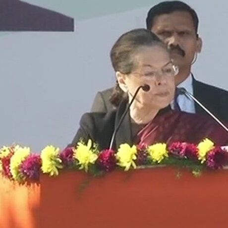 कार्यकर्ताओं के पटाखों ने दबाई सोनिया गांधी की आवाज, बीच में रोकना पड़ा भाषण