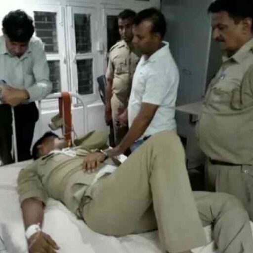 गश्त पर निकले दरोगा को बदमाशों ने मारी गोली, दो गिरफ्तार