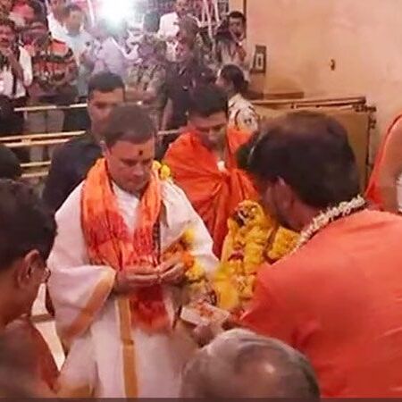 धोती पहनकर महाकाल के दर्शन को पहुंचे राहुल गांधी, संबित पात्रा बोले- अपना गोत्र बताइए